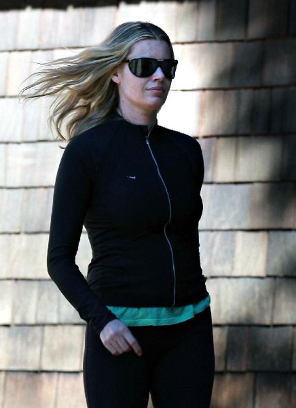 15P Celebrity Rebecca Romijn showing her exposed sexy body