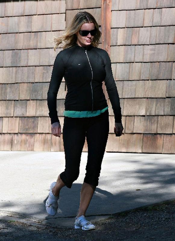 15P Celebrity Rebecca Romijn showing her exposed sexy body