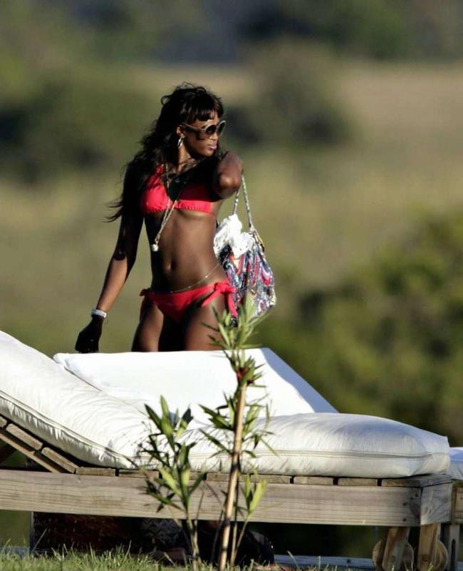 15P Celebrity Naomi Campbell completely naked ebony body