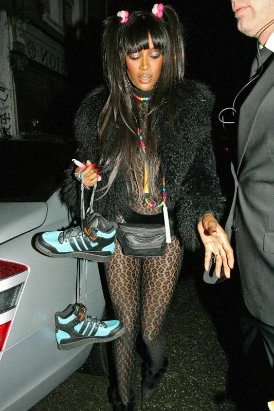 15P Celebrity Naomi Campbell completely naked ebony body