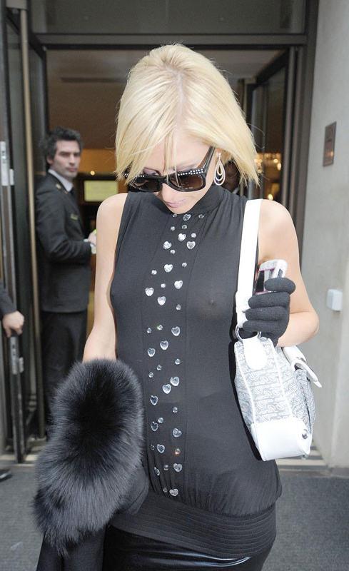 15P Celeb Paris Hilton in sexy lingerie and upskirt pics