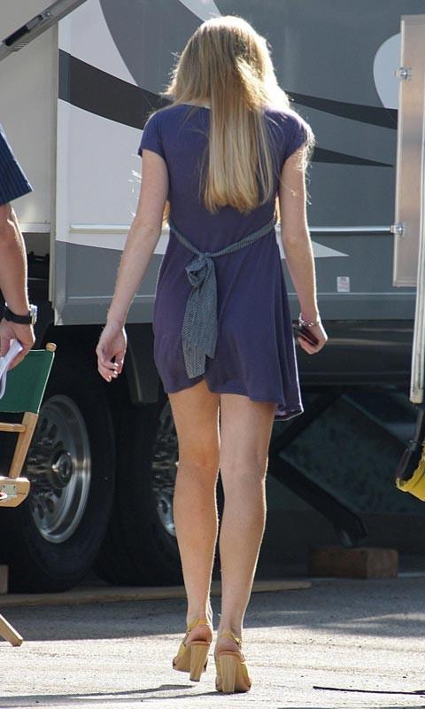 15P Celebrity Linday Lohan looking sexy and showing great legs
