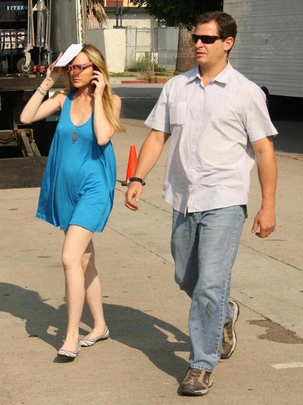 15P Celebrity Linday Lohan looking sexy and showing great legs