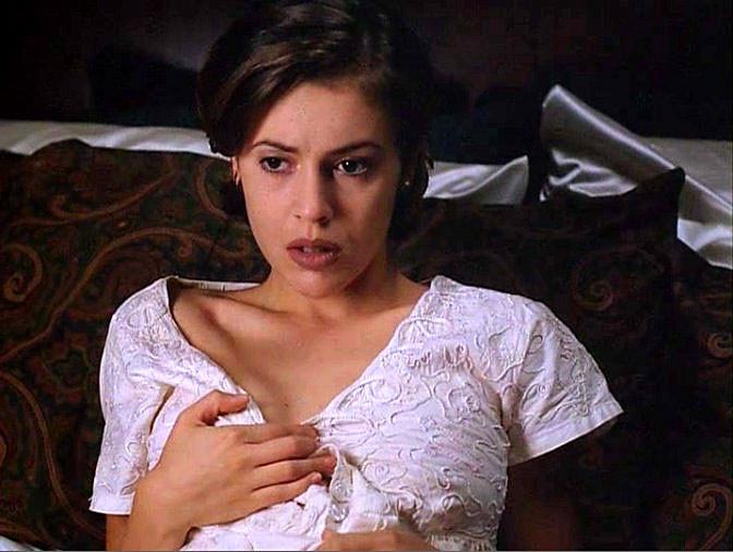 16P Alyssa Milano zeigt ihre schönen großen Titten