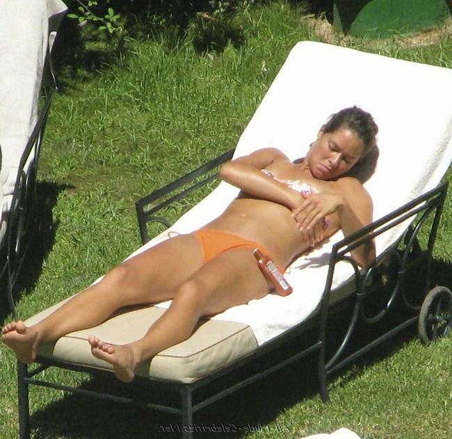 16P Das Promi-Babe Ana Ivanovic sonnt sich im sexy orangefarbenen Bikini