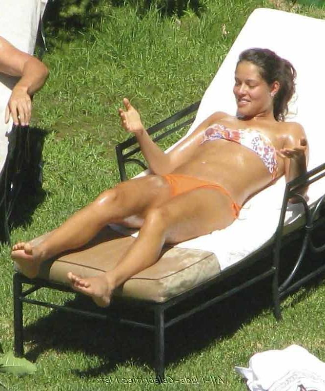 16P Das Promi-Babe Ana Ivanovic sonnt sich im sexy orangefarbenen Bikini