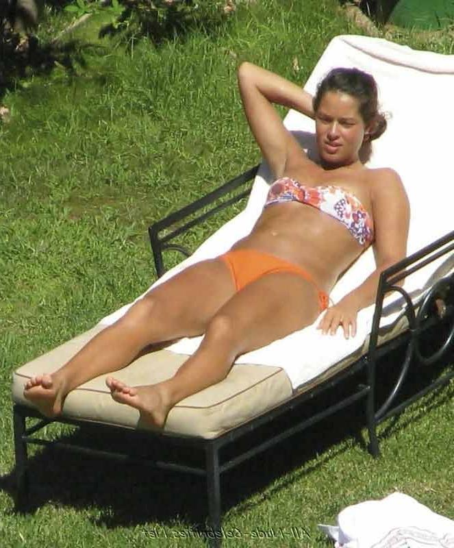 16P Das Promi-Babe Ana Ivanovic sonnt sich im sexy orangefarbenen Bikini