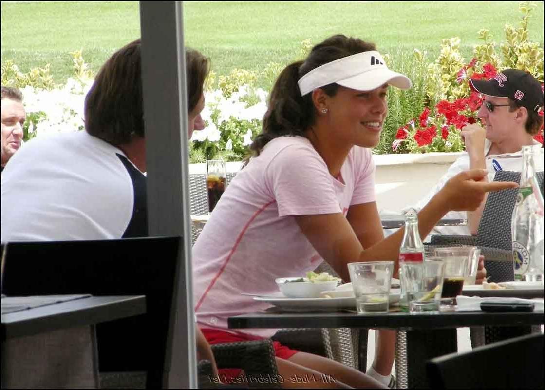 16P Das Promi-Babe Ana Ivanovic sonnt sich im sexy orangefarbenen Bikini