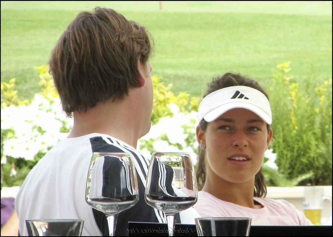 16P Das Promi-Babe Ana Ivanovic sonnt sich im sexy orangefarbenen Bikini
