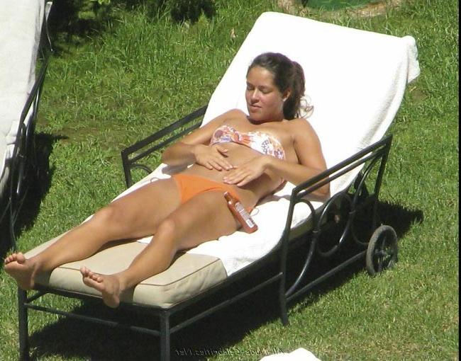 16P Das Promi-Babe Ana Ivanovic sonnt sich im sexy orangefarbenen Bikini