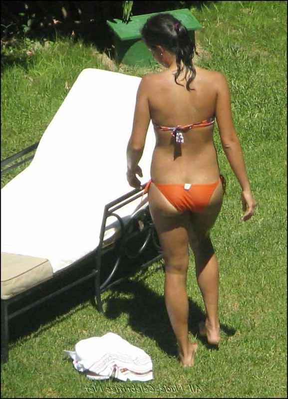 16P Das Promi-Babe Ana Ivanovic sonnt sich im sexy orangefarbenen Bikini