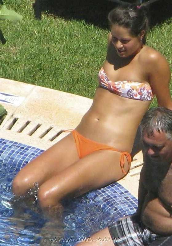 16P Das Promi-Babe Ana Ivanovic sonnt sich im sexy orangefarbenen Bikini