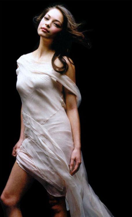 15P Celebrity Kristin Kreuk posing and showing great body