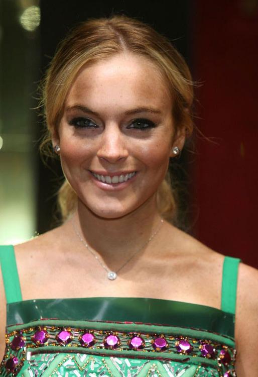 15P Celebrity Lindsay Lohan gets her tits grabbed by a guy