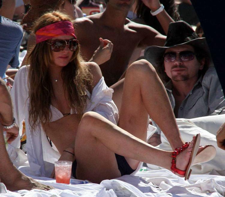 15P Celebrity Lindsay Lohan gets her tits grabbed by a guy