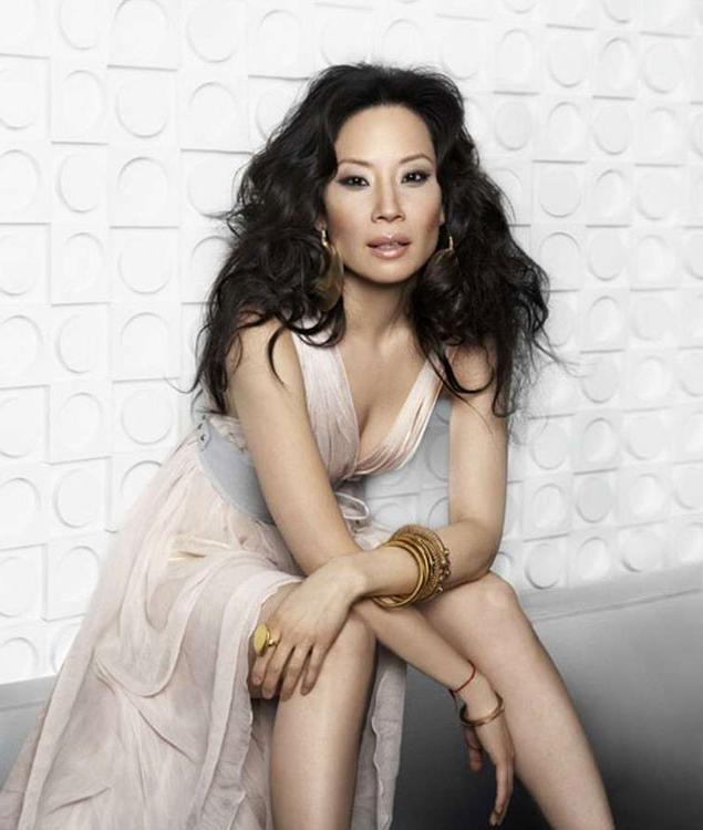 15P Celebrity Lucy Liu exposed perky tits for magazine