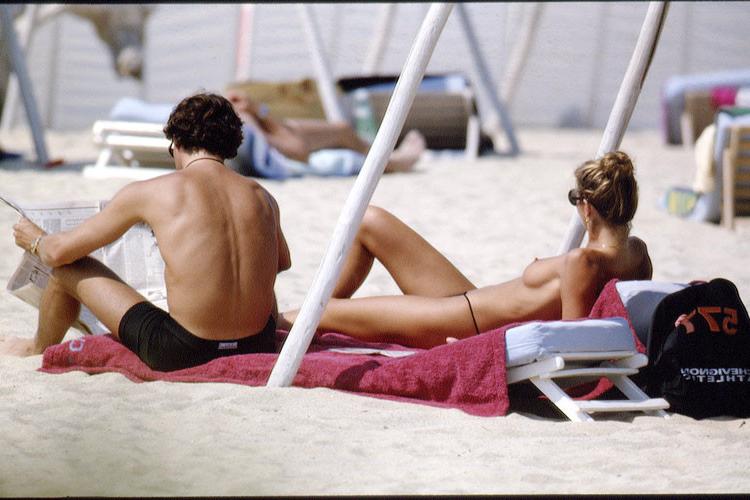 16P Elle MacPherson showing her nice tits on beach and her great legs