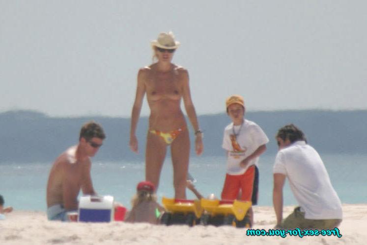 16P Elle MacPherson showing her nice tits on beach and her great legs