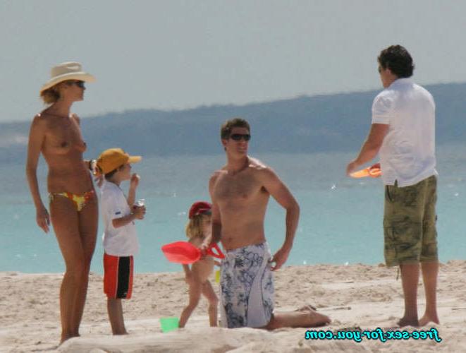 16P Elle MacPherson showing her nice tits on beach and her great legs