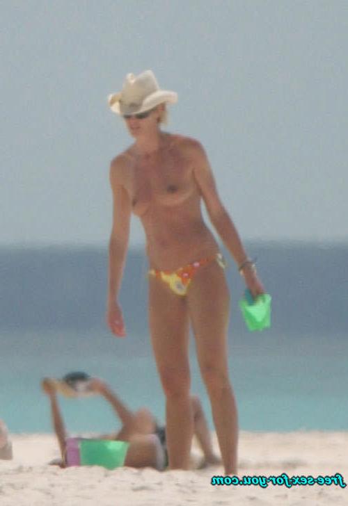 16P Elle MacPherson showing her nice tits on beach and her great legs