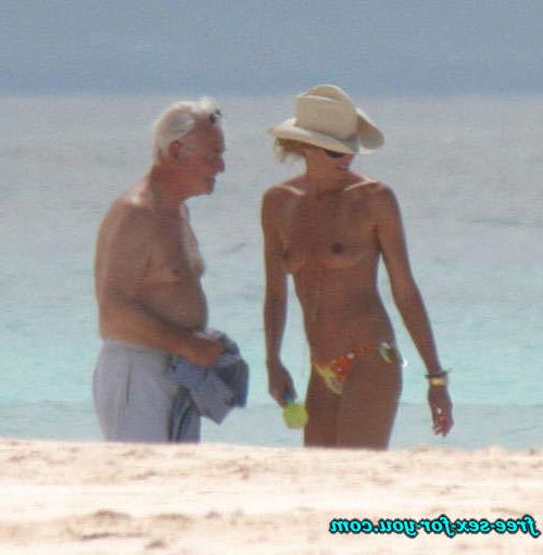 16P Elle MacPherson showing her nice tits on beach and her great legs