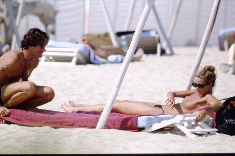 16P Elle MacPherson showing her nice tits on beach and her great legs