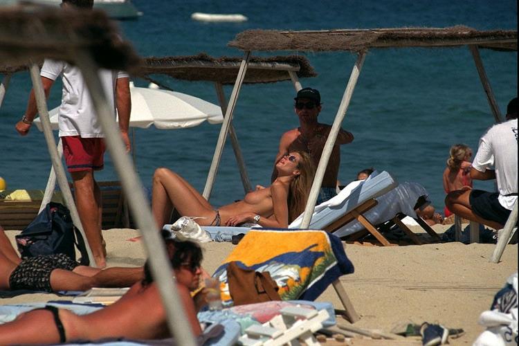 16P Elle MacPherson showing her nice tits on beach and her great legs