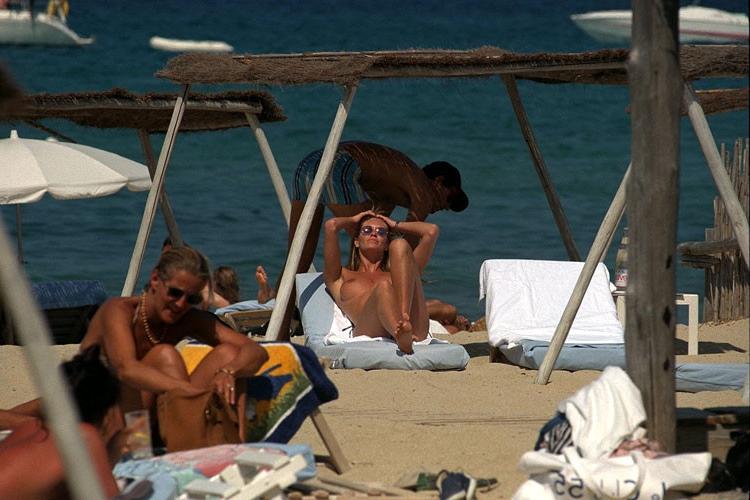 16P Elle MacPherson showing her nice tits on beach and her great legs