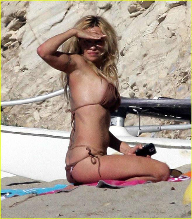 15P Celebrity Pamela Anderson showing her great big boobs