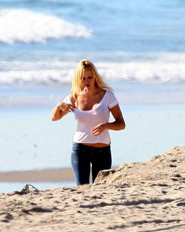 15P Celebrity Pamela Anderson showing her great big boobs
