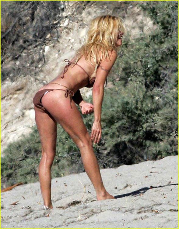 15P Celebrity Pamela Anderson showing her great big boobs