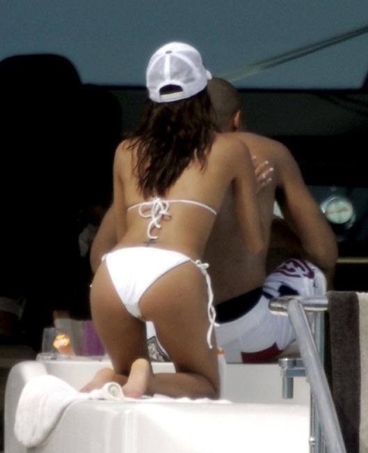 15P Celebrity Eva Longoria showing her great ass in bikini