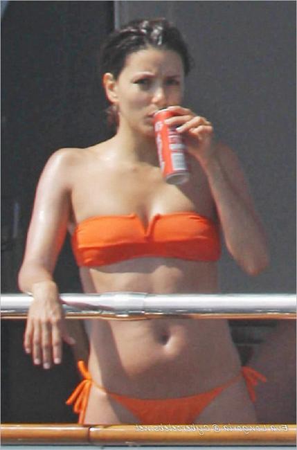 15P Celebrity Eva Longoria showing her great ass in bikini