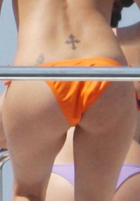 15P Celebrity Eva Longoria showing her great ass in bikini