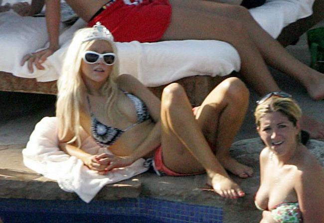 15P Celebrity singer Christina Aguilera performing in sexy fishnet