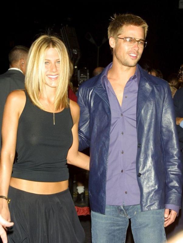 15P jennifer aniston show pussy in see through panties upskirt