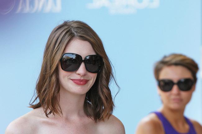15P Celebrity Anne Hathaway nice see thru boobs