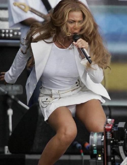 15P Celebrity Beyonce Knowles showing nice cleavage
