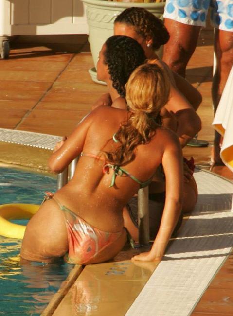 15P Celebrity Beyonce Knowles showing nice cleavage