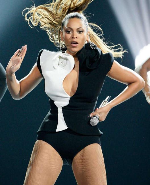 15P Celebrity Beyonce Knowles showing nice cleavage
