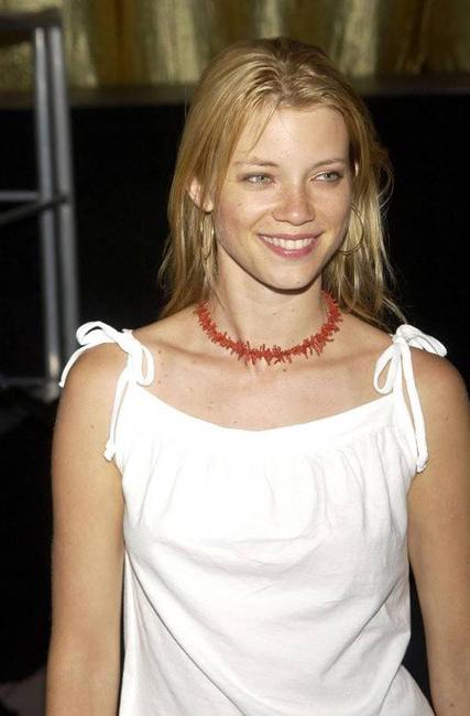 15P Blonde celebrity Amy Smart exposing her nasty boobs
