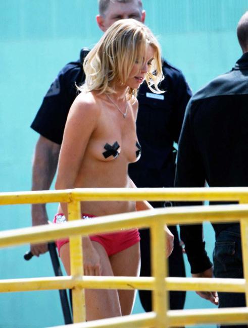 15P Blonde celebrity Amy Smart exposing her nasty boobs