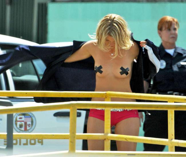 15P Blonde celebrity Amy Smart exposing her nasty boobs