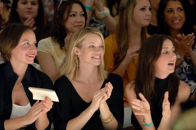15P Celebrity hot babe Amy Smart nipple slip in public
