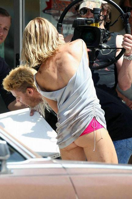 15P Celebrity hot babe Amy Smart nipple slip in public