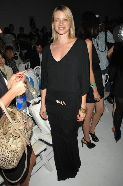15P Celebrity hot babe Amy Smart nipple slip in public