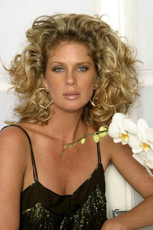 16P Rachel Hunter showing her nice big tits on beach