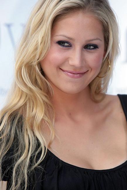 15P Celebrity Anna Kournikova flashes pussy in yellow bikini