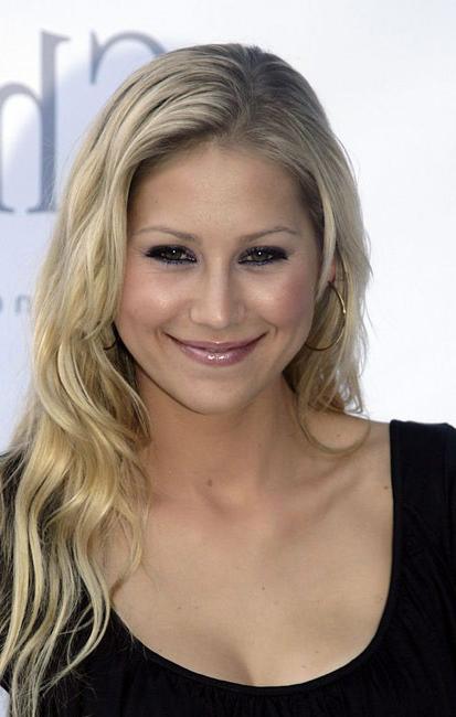 15P Celebrity Anna Kournikova flashes pussy in yellow bikini