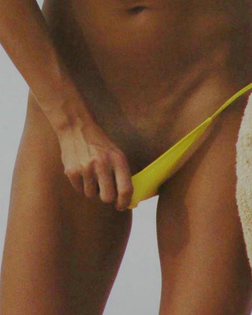 15P Celebrity Anna Kournikova flashes pussy in yellow bikini
